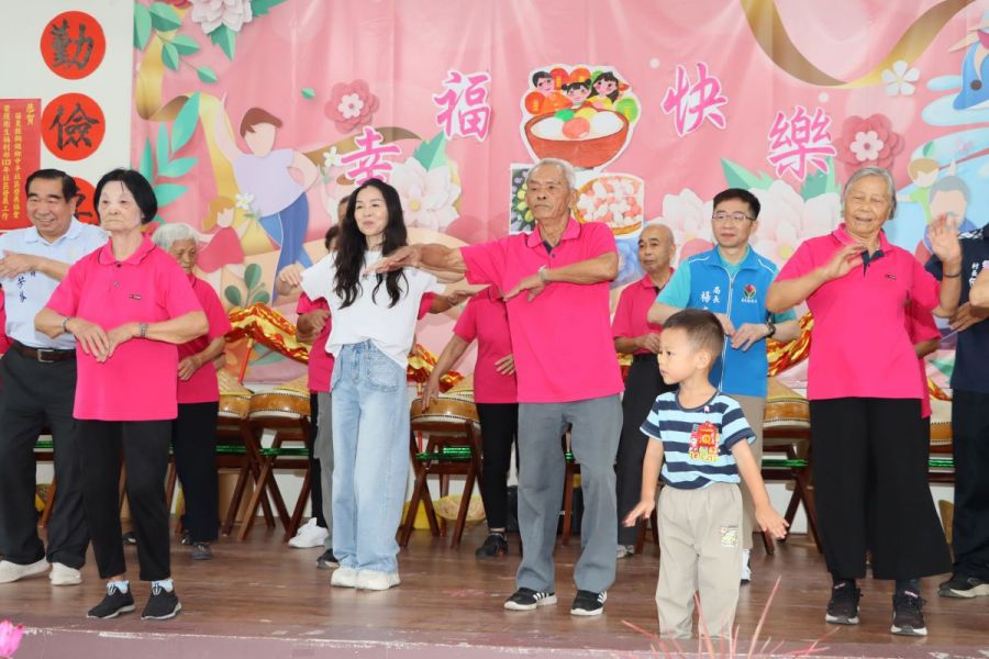 銅鑼中平社區關懷協會榮獲114年社區金點獎 縣長夫人貼紅榜祝賀