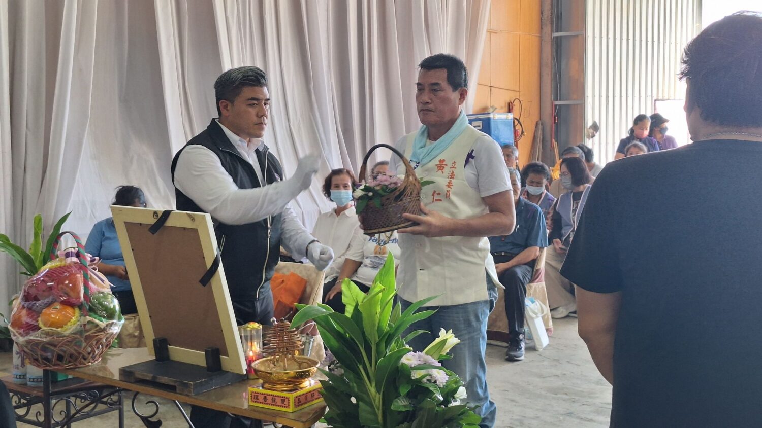 周勇龍為救家人罹難,黃仁一大早特地親自到場致哀,陪同家屬送周勇龍最後一程。(圖/黃仁國會辦公室)