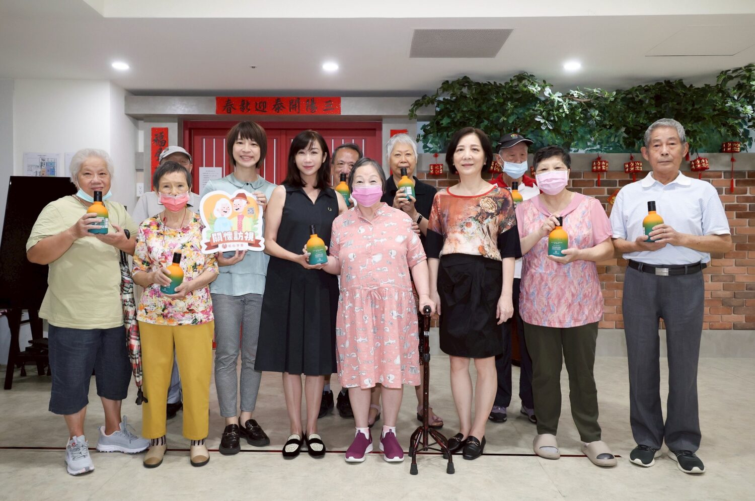 台北市議員許淑華攜手愛心企業捐贈四百瓶「義大利巴納巴姐妹莊園-特級冷壓初榨橄欖油」給紅心字會。(圖/紅心字會 提供)