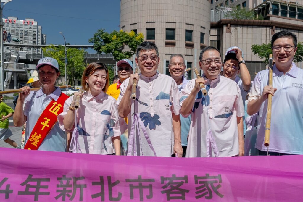 爐主新北市客家才藝協會-陳明珠、新北市政府客家事局局長劉冠吟、新北市議會副議長陳鴻源、新北市長侯友宜共同挑擔踩街進會場。(圖/新北市客家事務局 提供)