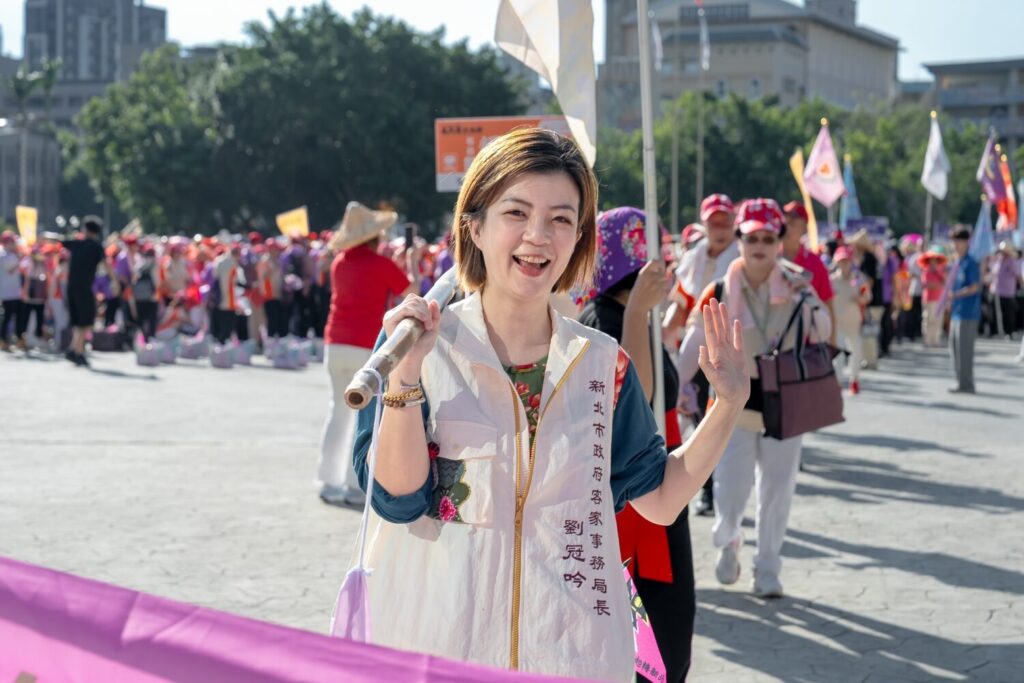 新北市政府客家事務局局長劉冠吟挑擔奉飯出發。(圖/新北市客家事務局 提供)