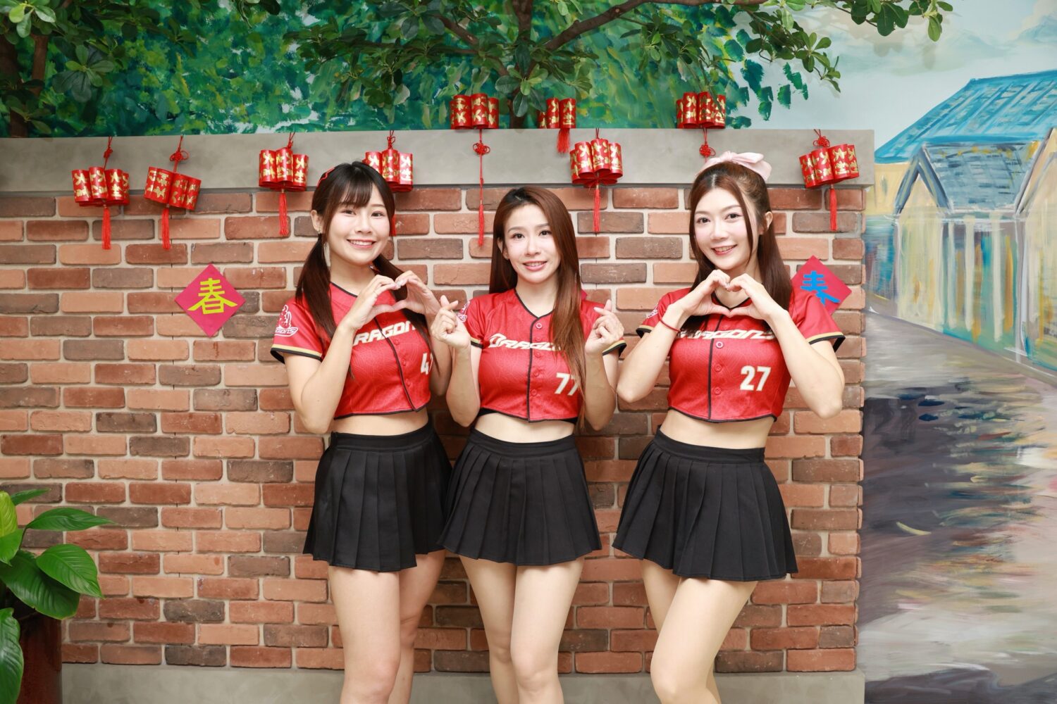 (左起)味全龍啦啦啦隊小龍女-馬妹、琪琪、星岑出席紅心字會「重陽敬老公益活動」。(圖/紅心字會 提供)