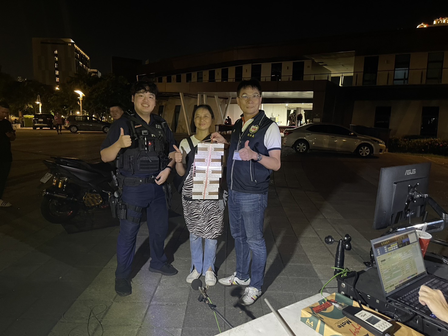 中成里里長姜明月（中）特地為深夜值勤的員警準備點心送暖。（記者翻攝）
