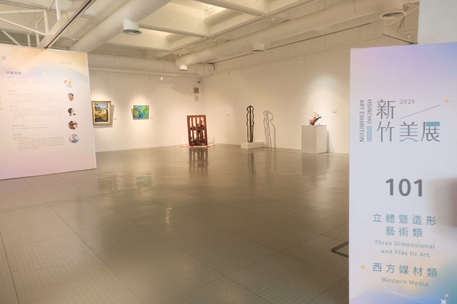 「2025新竹美展」於新竹縣文化局美術館展出,今年共111件得獎作品橫跨六大類別,展現大新竹藝文創作的多元樣貌。(圖/記者黃溎芬翻攝)
