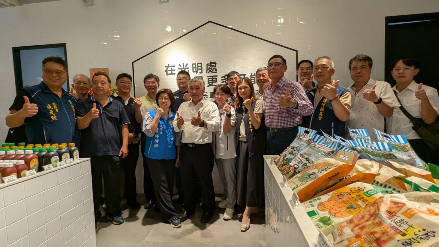 竹北農民直銷站光明門市揭幕，縣府與農會代表及地方人士到場支持，共同推廣地產地消理念。（圖／記者黃溎芬翻攝）