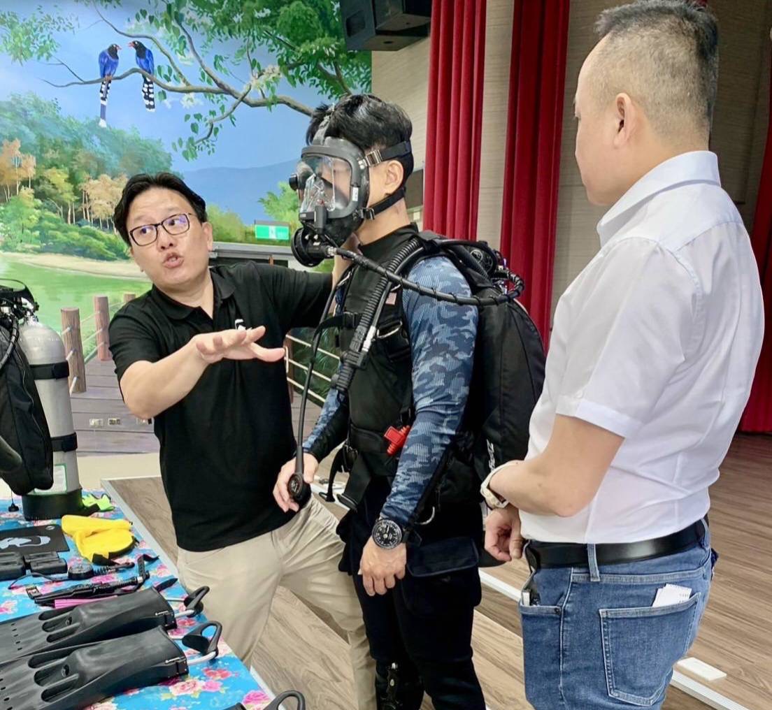 邱振瑋鄉長聽取這套新穎的潛水設備功能介紹。(圖/記者黃溎芬翻攝)