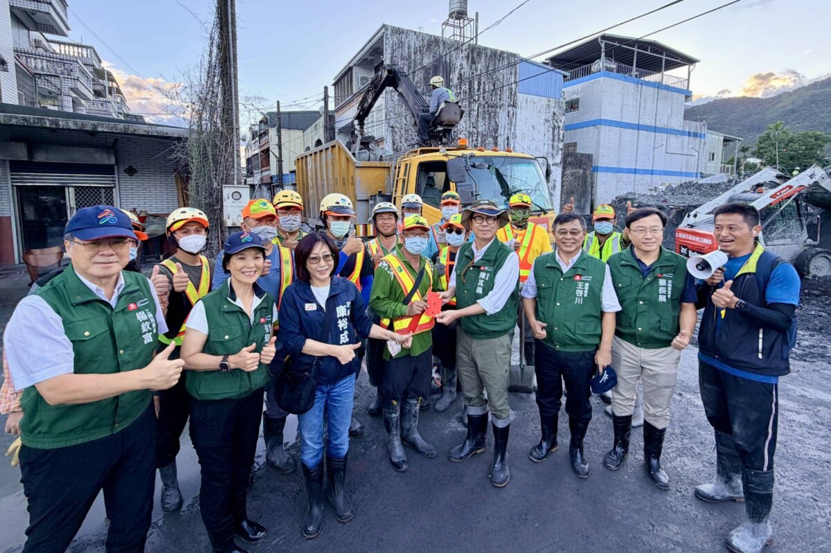 ▲市長陳其邁偕同議長康裕成慰勞高雄救災團隊,並為花蓮居民加油打氣!