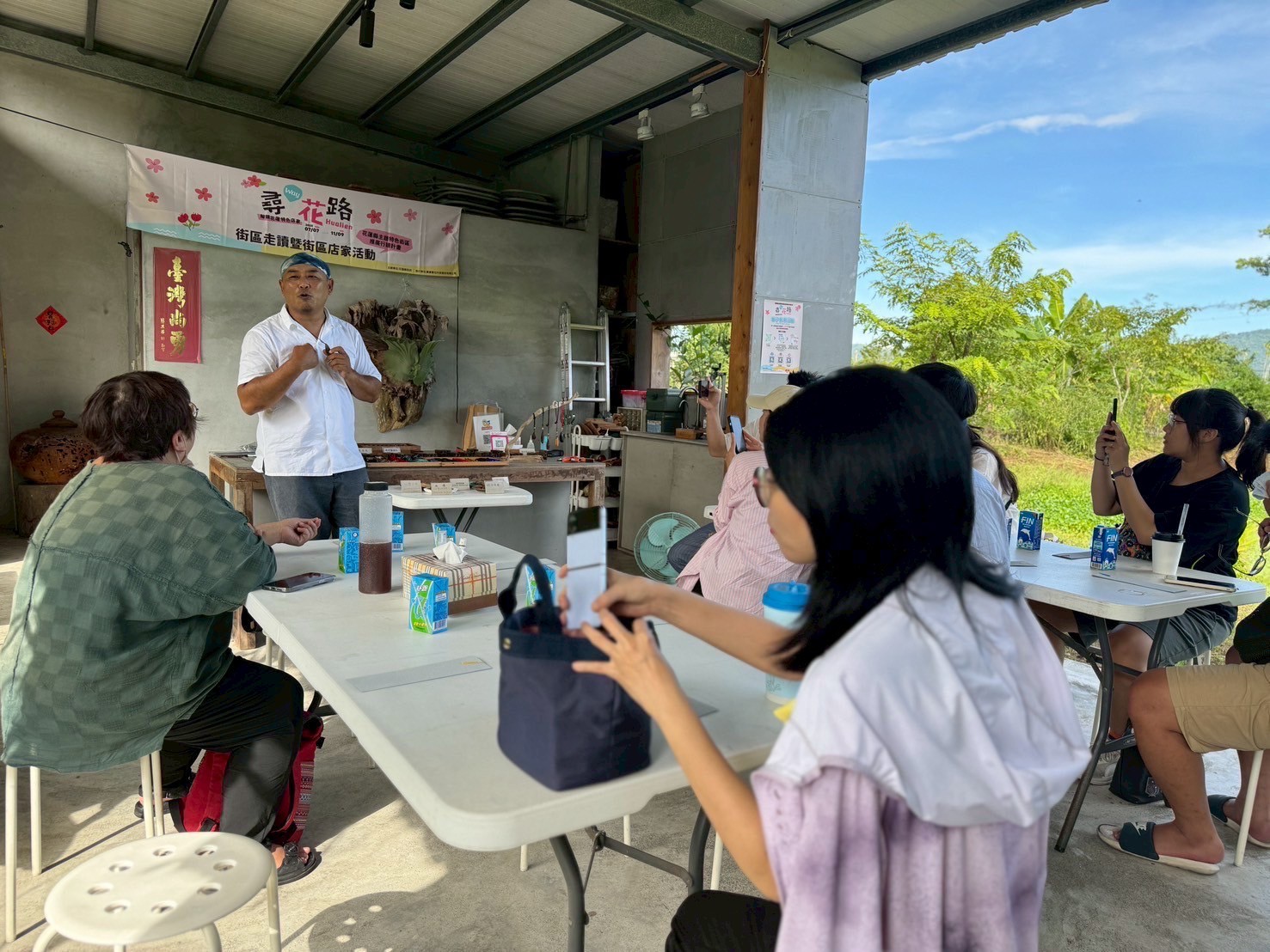 「松蘿野店」創辦人葉佐蔚(前方站立者)跟民眾分享木作迷人之處, 並帶領民眾製作木寶石