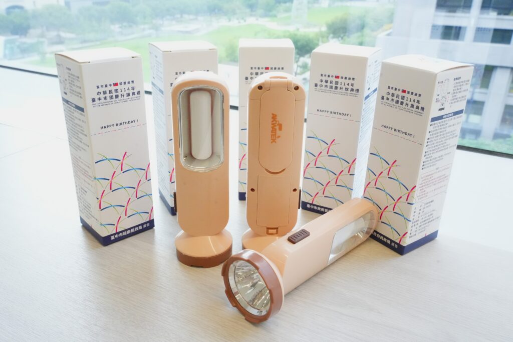 中市府歡慶雙十 超實用紀念小物限量發送 1 %E5%9C%8B%E6%85%B6%E5%8D%87%E6%97%97%E5%85%B8%E7%A6%AE%E7%B4%80%E5%BF%B5%E5%B0%8F%E7%89%A9 %E4%B8%89%E7%94%A8%E7%85%A7%E6%98%8E%E6%AA%AF%E7%87%88 %E9%99%90%E9%87%8F%E7%99%BC%E9%80%81 0