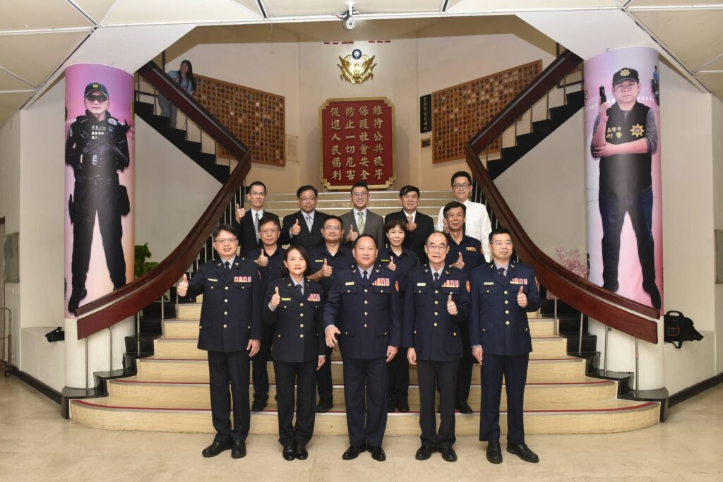 基警打造浮雕警徽藝術 彰顯警察榮耀 1 MEITU 20251003 123343088