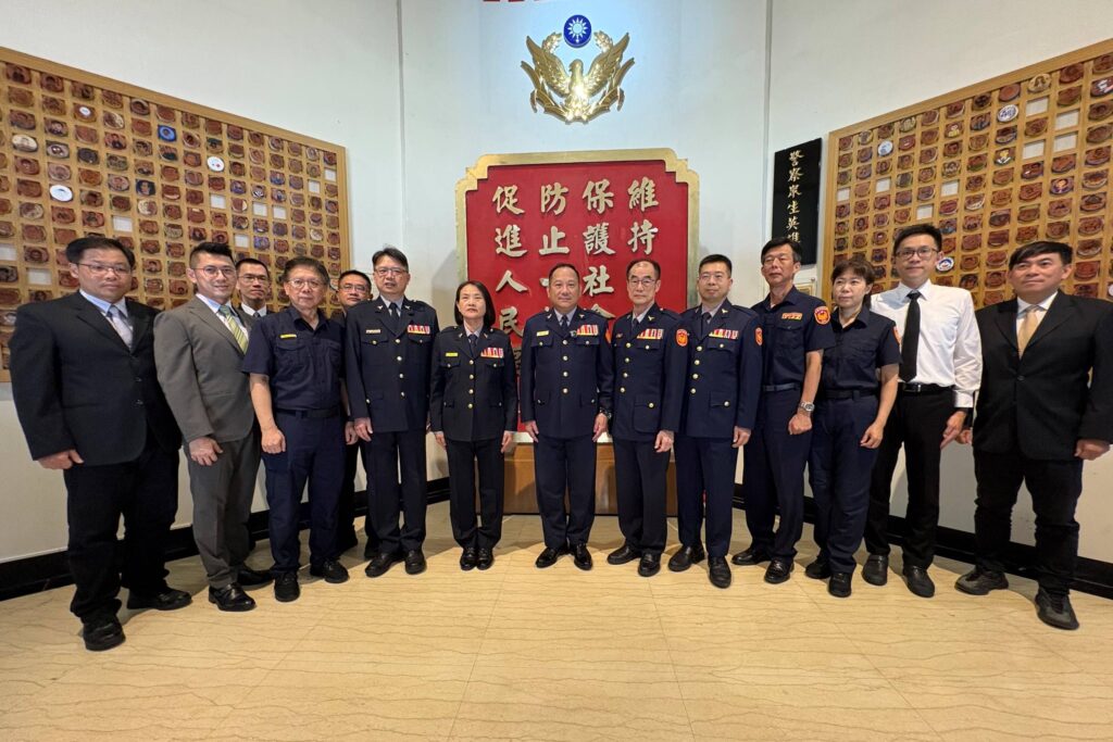 基警打造浮雕警徽藝術 彰顯警察榮耀 2 MEITU 20251003 123445313