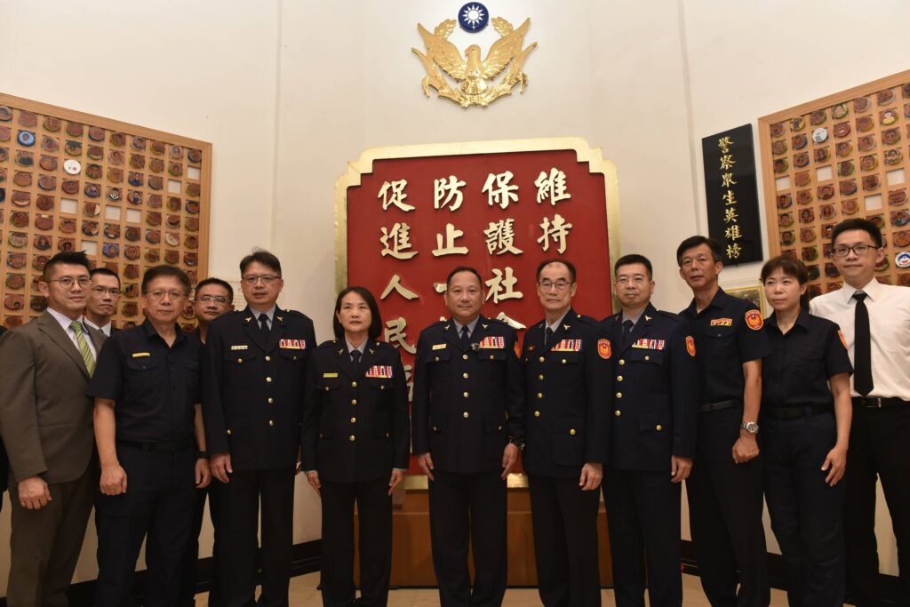 基警打造浮雕警徽藝術 彰顯警察榮耀 3 MEITU 20251003 123508343