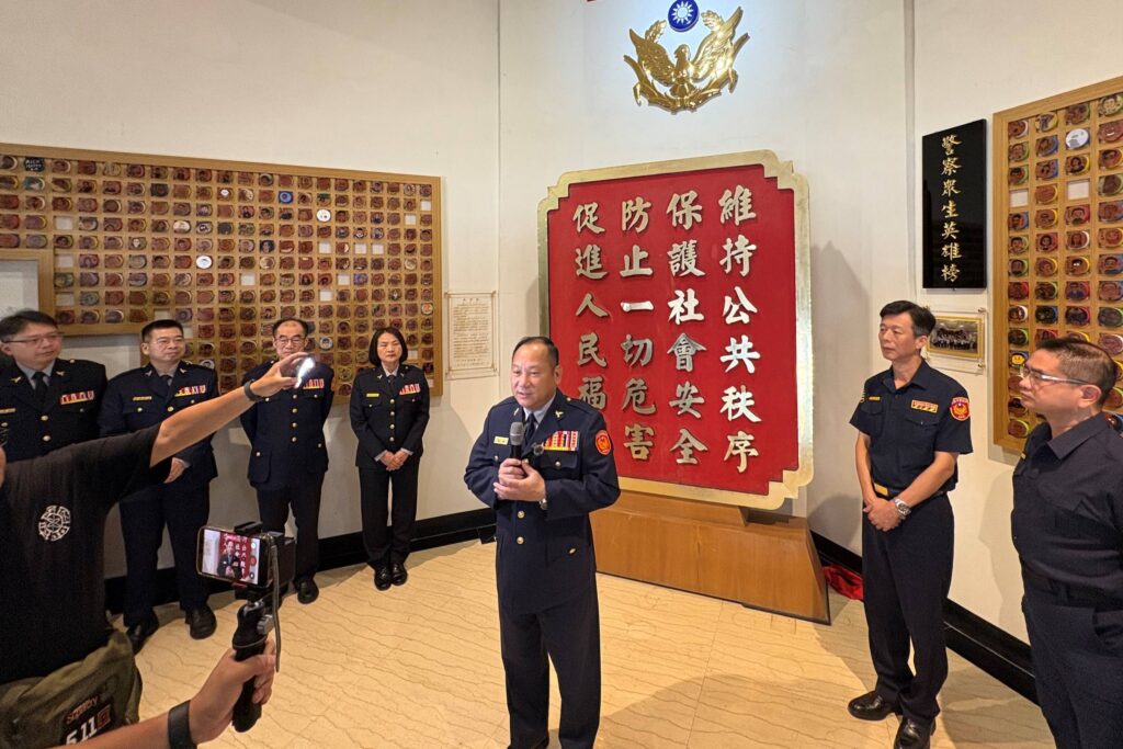 基警打造浮雕警徽藝術 彰顯警察榮耀 5 MEITU 20251003 123615325
