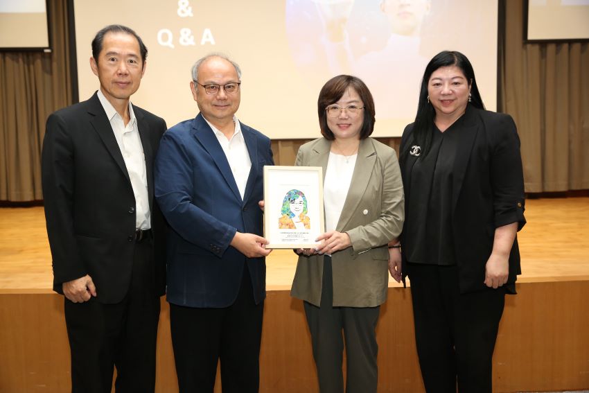 《圖說》龍華科大校長葛自祥致贈惠普資訊董事長王靜秀以海廢再生素材製作之文創紀念品，呼應永續與創新主題。（龍華科大提供）