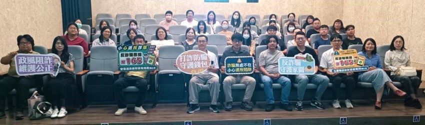 廉潔在心詐術難侵 宜縣文化局廉政宣導避踩地雷 2 《圖說》宜蘭縣政府文化局廉政專案法紀宣導合影。〈宜蘭文化局提供〉