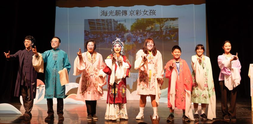 勇敢探索多元發展 「新北女孩日」驚喜不斷 1 《圖說》現場邀請參與者親身體驗京劇服飾、唱腔與手勢,左三為社會局長李美珍。〈社會局提供〉