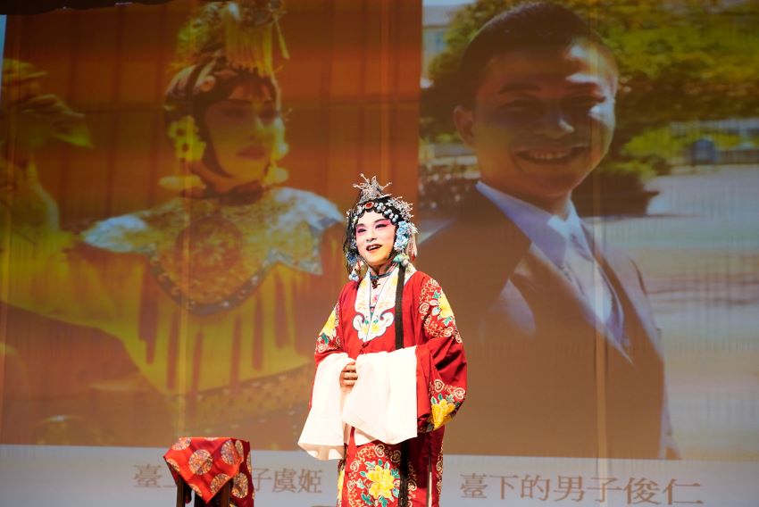 勇敢探索多元發展 「新北女孩日」驚喜不斷 2 《圖說》花雅戲曲藝術教育推廣協會總幹事潘俊仁老師一身京劇角色裝扮及優雅身段,讓學生在台下驚呼「原來是男生!」。〈社會局提供〉