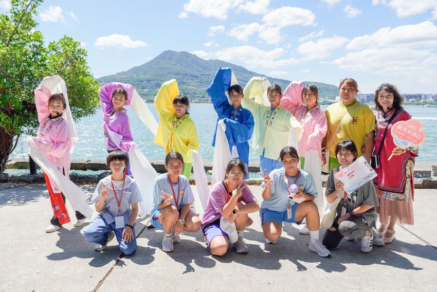 勇敢探索多元發展 「新北女孩日」驚喜不斷 4 《圖說》新北女孩日活動安排「淡水女史走讀」,帶領孩子實地走訪海關碼頭、馬偕故居、女學堂及第一漁港等地,學生們開心合影。〈社會局提供〉