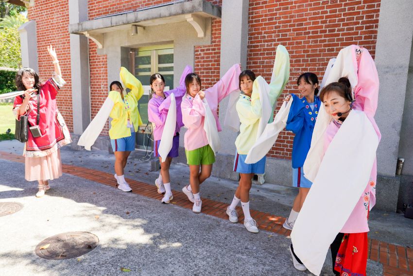 勇敢探索多元發展 「新北女孩日」驚喜不斷 5 《圖說》淡水女史走讀特別選擇「淡水海關碼頭倉庫」進行互動體驗。〈社會局提供〉