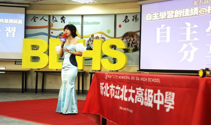 打造校園與社區共榮新地標 北大高中二期7.2億啟動 4 《圖說》高二陳品妡自主學習成果分享自製禮服。〈教育局提供〉