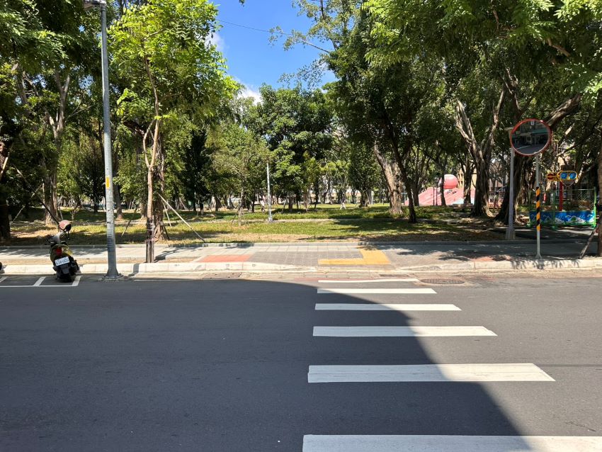 友善步行好安心 板橋溪北、溪頭公園周圍人行道完工 2 《圖說》道路與公園人行道無障礙銜接。〈板橋公所提供〉