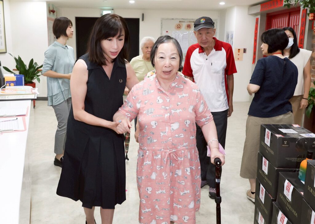 中秋前夕暖流!許淑華議員攜手企業捐贈優質油品讓長者餐食更升級 22 S 224288853