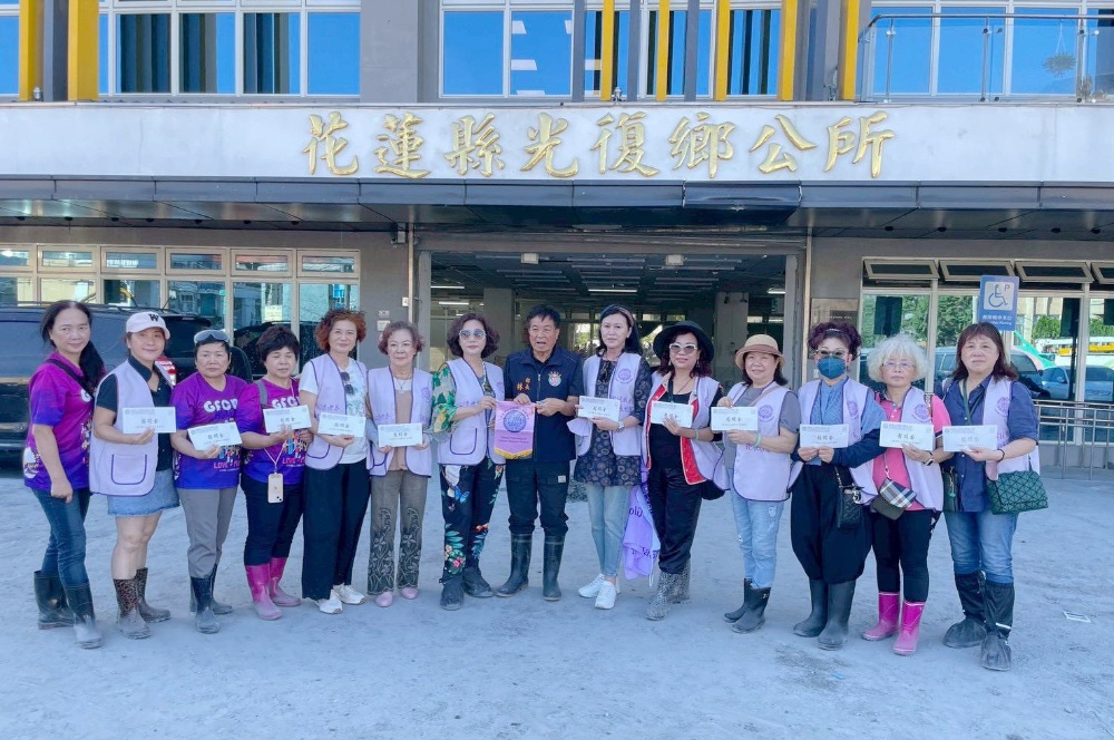 「疼惜光復 力挺花蓮」 世界華人工商婦女企管協會發放慰問金 傳遞全球關懷 2 圖▲光復鄉長林清水的全力支持,確保慰問金迅速送達需要的家。
