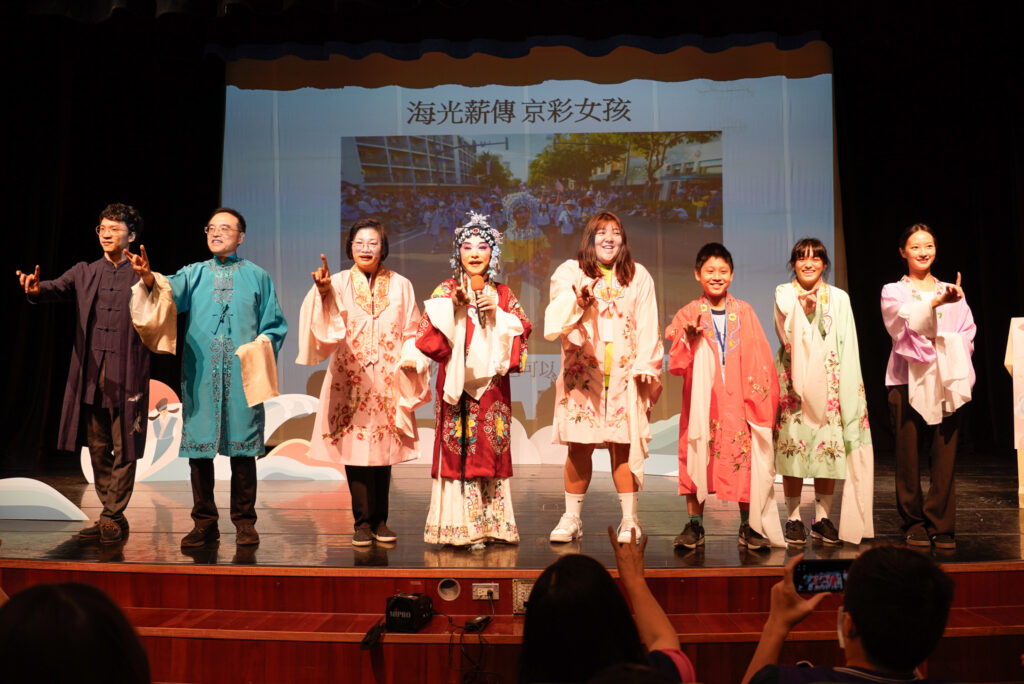 水袖翻飛、女史走讀、體驗當京劇演員 「新北女孩日」驚喜不斷 12 %E6%B4%BB%E5%8B%95%E7%8F%BE%E5%A0%B4%E9%82%80%E8%AB%8B%E5%8F%83%E8%88%87%E8%80%85%E8%A6%AA%E8%BA%AB%E9%AB%94%E9%A9%97%E4%BA%AC%E5%8A%87%E6%9C%8D%E9%A3%BE%E3%80%81%E5%94%B1%E8%85%94%E8%88%87%E6%89%8B%E5%8B%A2