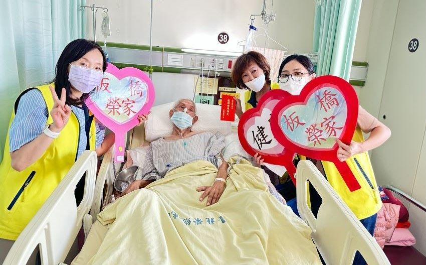 關懷住院榮民 陳桂美秋節慰訪桃園、宜蘭長輩 1 《圖說》板橋榮家主任陳桂美親切關懷長輩的心情與生活適應,並鼓勵其安心療養早日康復返家。〈板橋榮家提供〉
