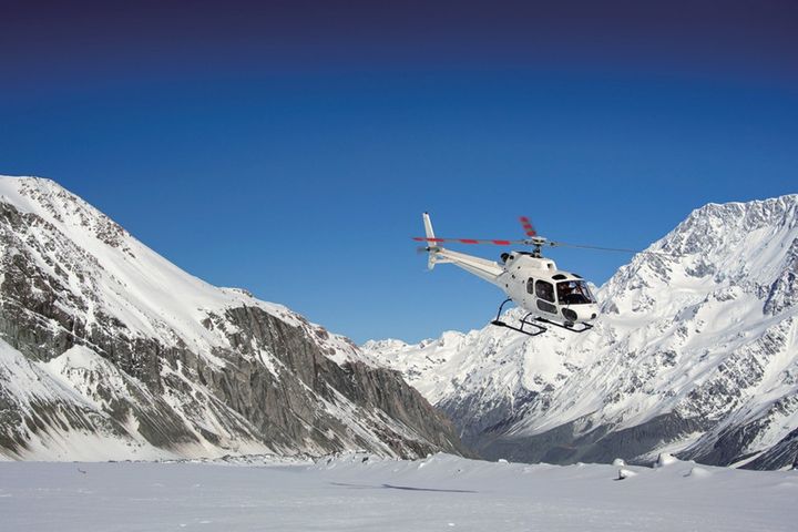 「五湖四 HIGH 南島10天」安排旅酷搭乘直升機以360度無死角方式欣賞庫克山全景。　圖：shutterstock／來源