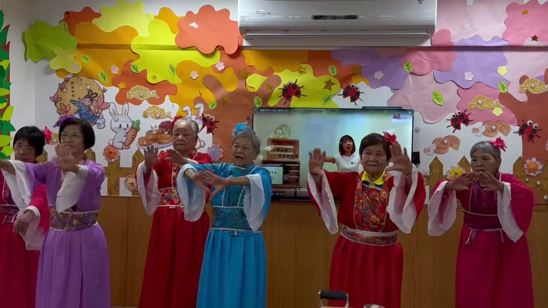 秀和苑日照中心長輩DIY月餅、演戲 過溫馨中秋 - https://www.watchmedia01.com