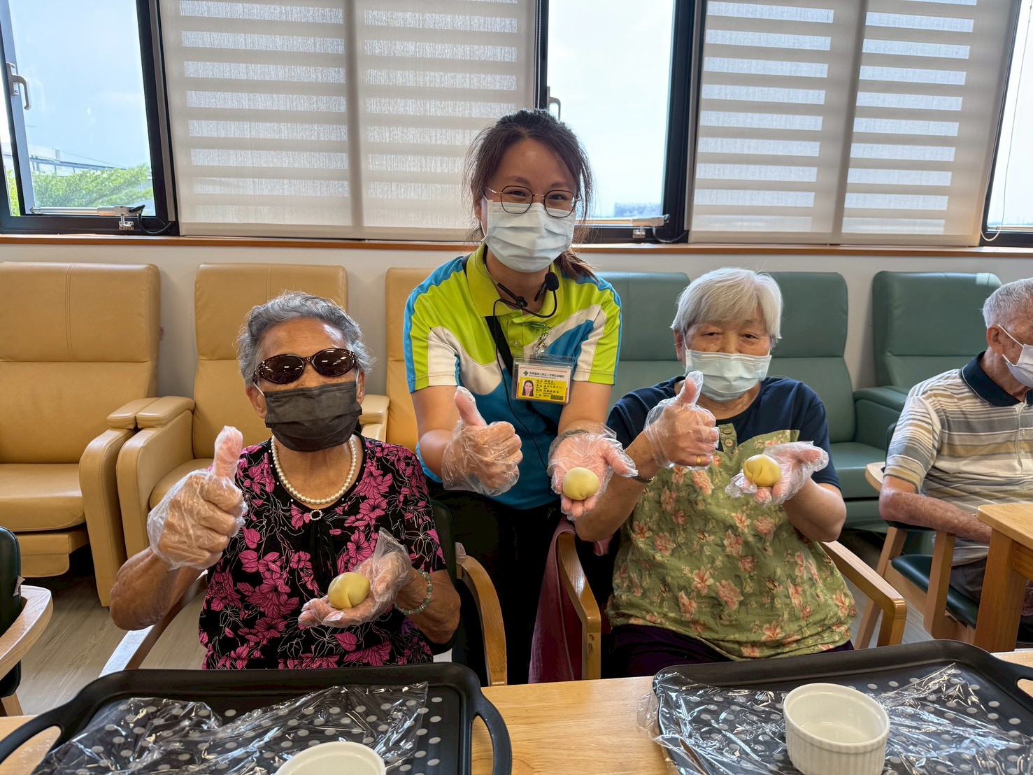 秀和苑日照中心長輩DIY月餅、演戲 過溫馨中秋 - https://www.watchmedia01.com