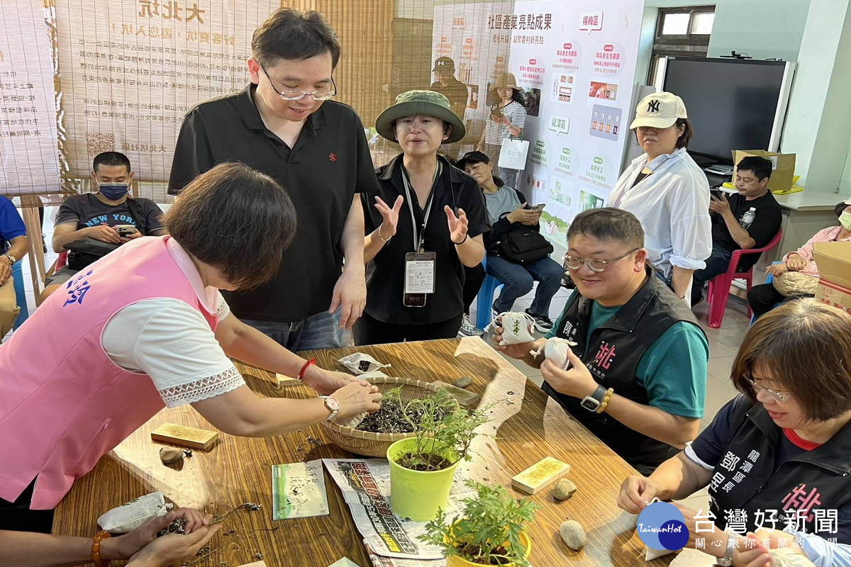 「艾草茶香趣」社區產業成果活動,中秋節連假首日於龍潭大北坑休閒農業區熱鬧登場。<br /><br />