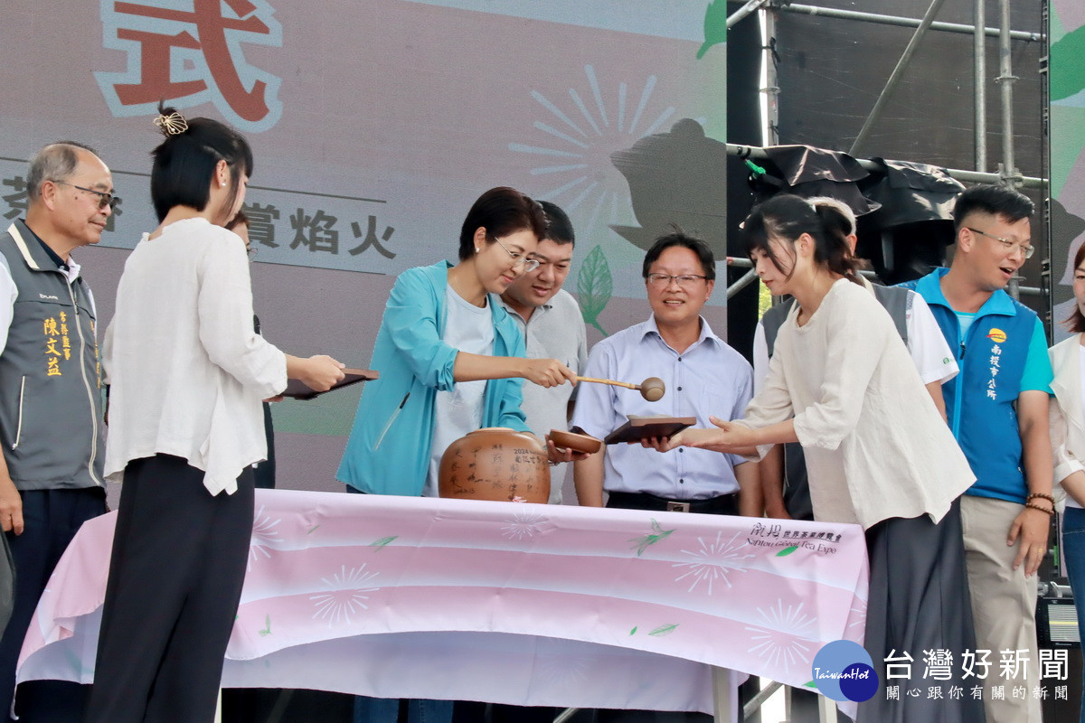 許縣長傳承去年封存的茶葉啟動茶博盛會。（記者扶小萍攝）