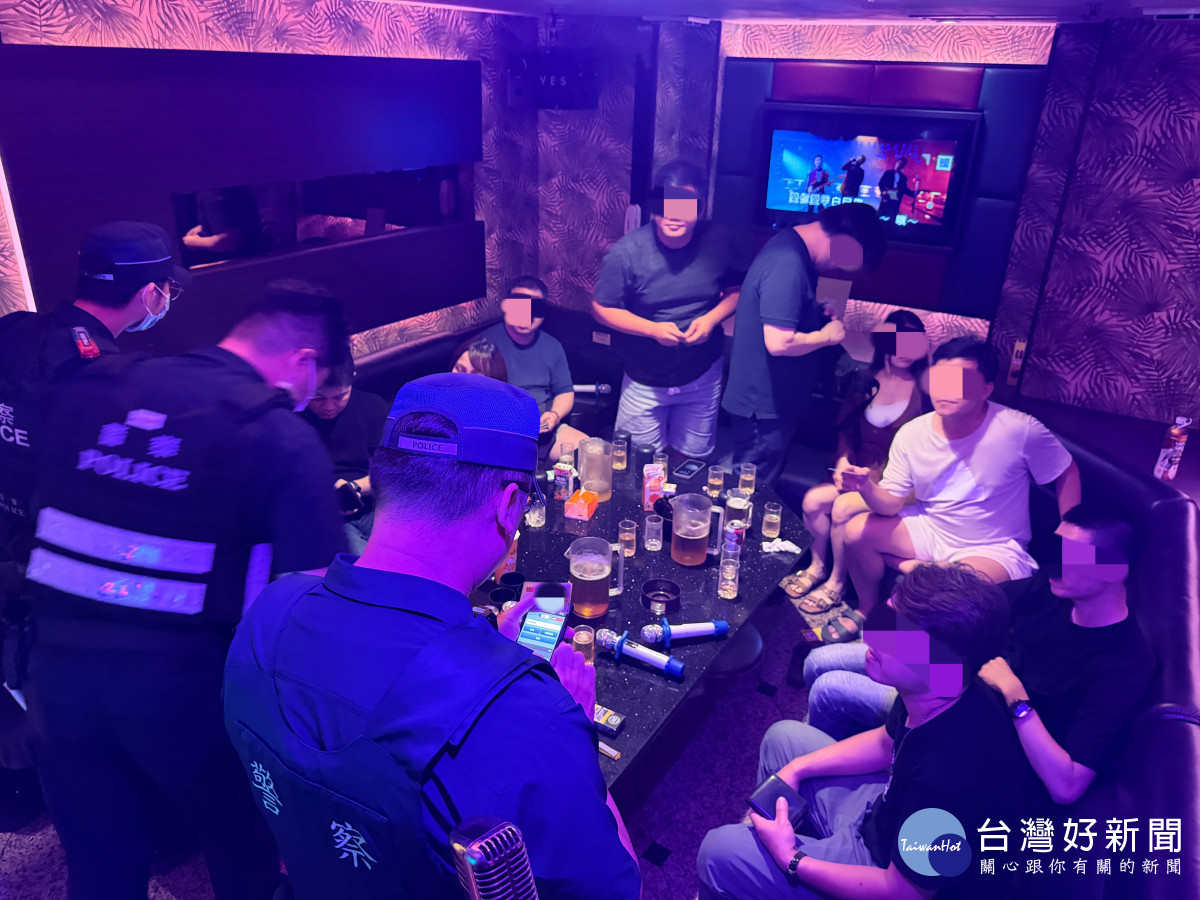 中壢警分局於中秋連假前夕進行擴大臨檢,展現警方讓市民平安過節的決心。