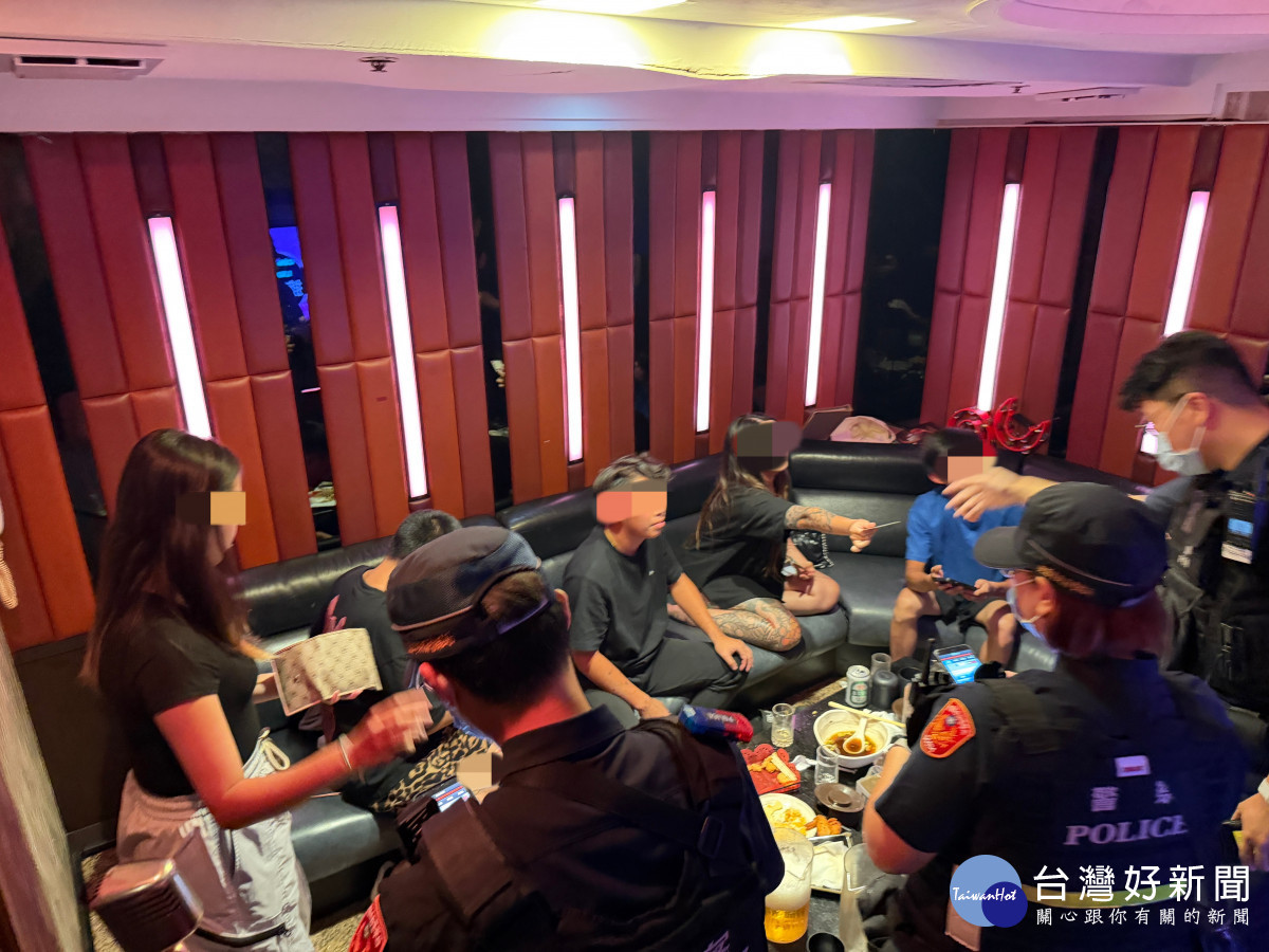 中壢警分局於中秋連假前夕進行擴大臨檢,展現警方讓市民平安過節的決心。