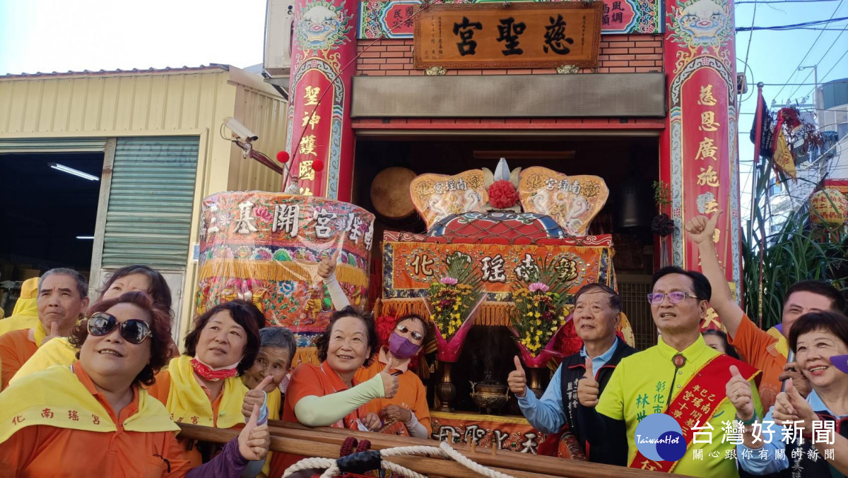 下午3點多禡祖回鑾抵彰化市第一站停駕大埔慈聖宮遶境主委林世賢市長等人虔誠迎駕。圖/記者鄧富珍翻攝