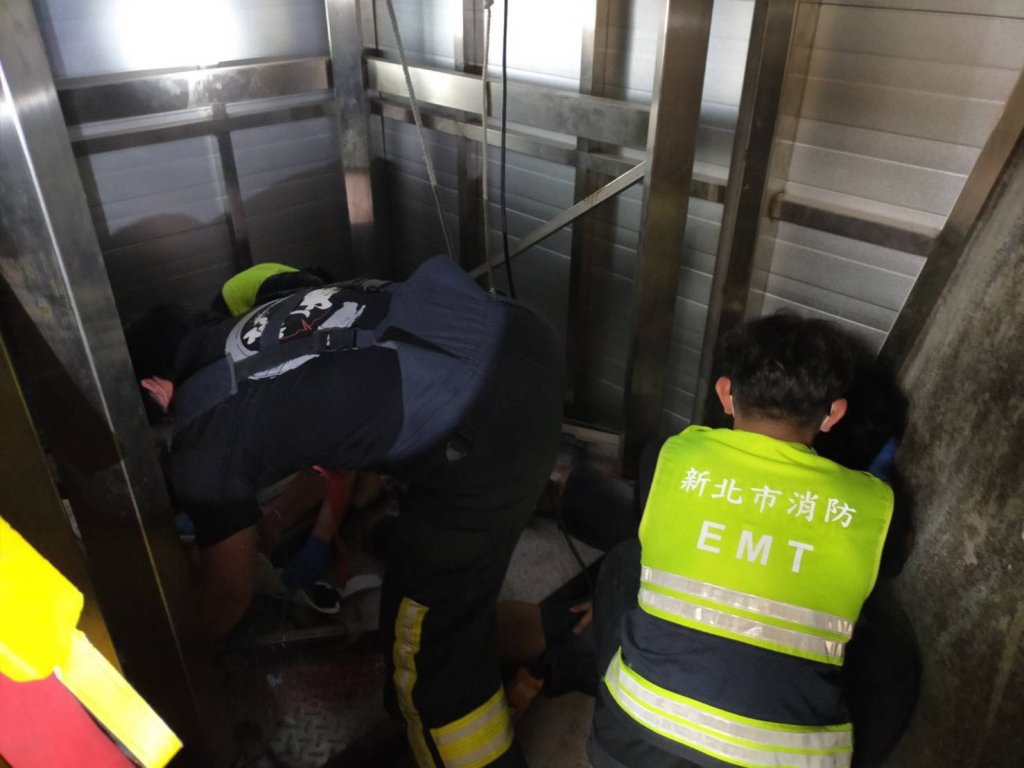 石碇兩工人自電梯跌落 骨盆骨折腳部受傷送醫