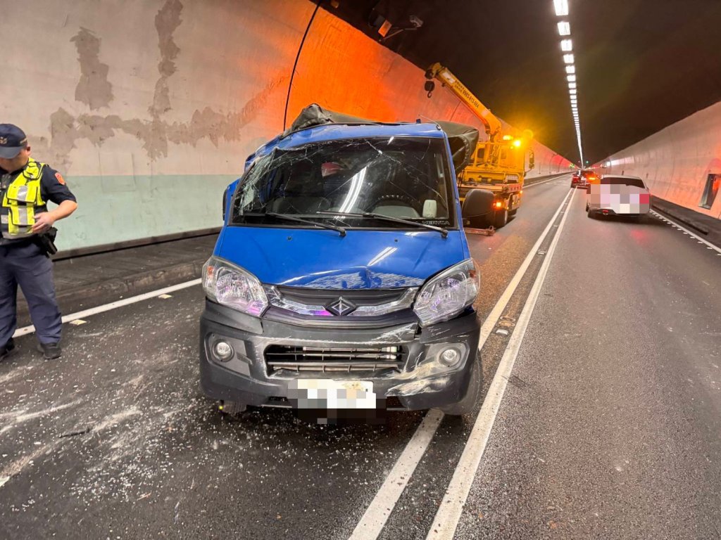 雪山隧道內小貨車爆胎肇事! 自撞施工廊道牆壁乘客受傷送醫