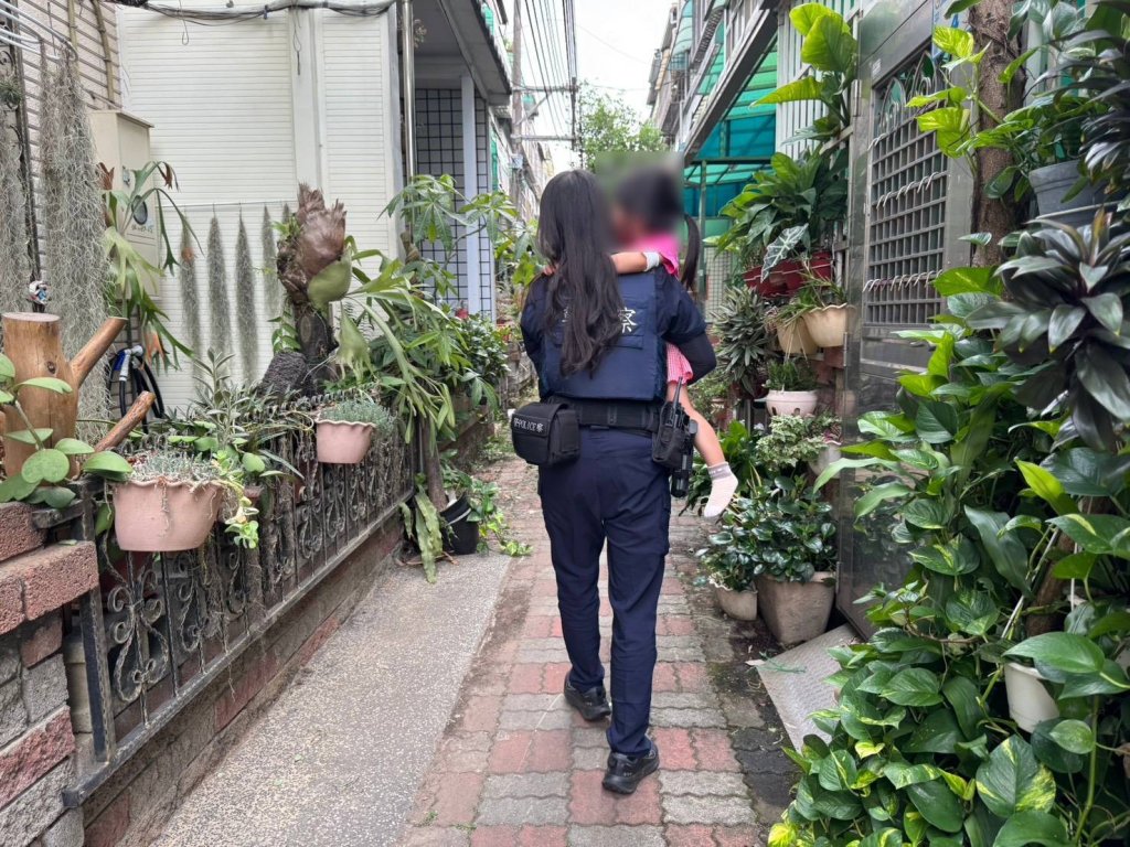 5歲女童迷途路邊哭泣　平鎮女警暖心找到回家路