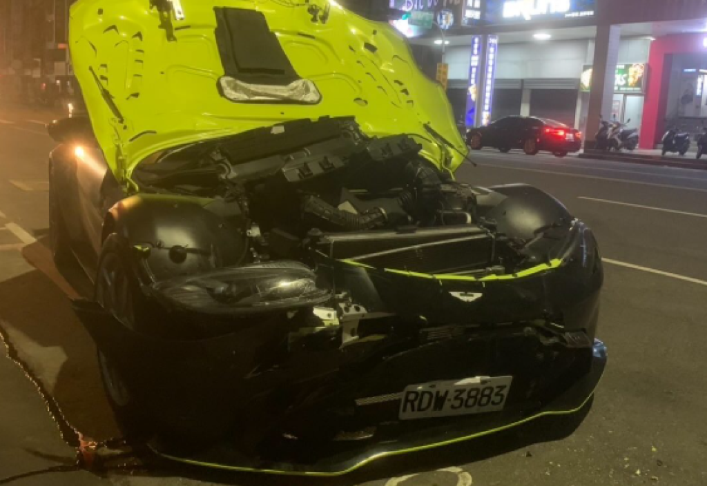 影/aston-martin過彎衝對向!連撞3車引擎蓋掀起車頭毀 駕駛棄車逃跑