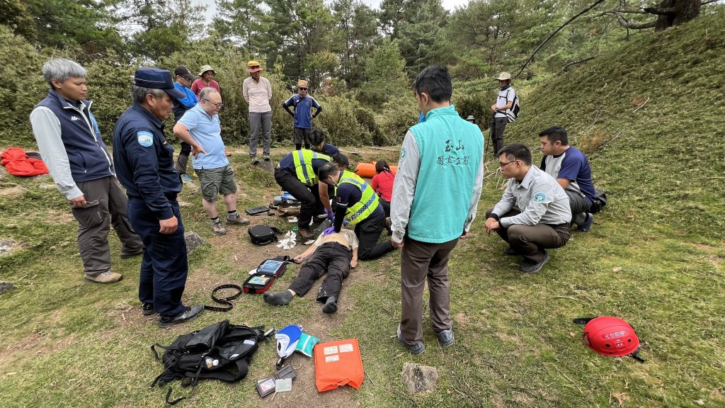 影/男山友獨攀麟趾山鞍部突ohca 15人跨單位緊急救援