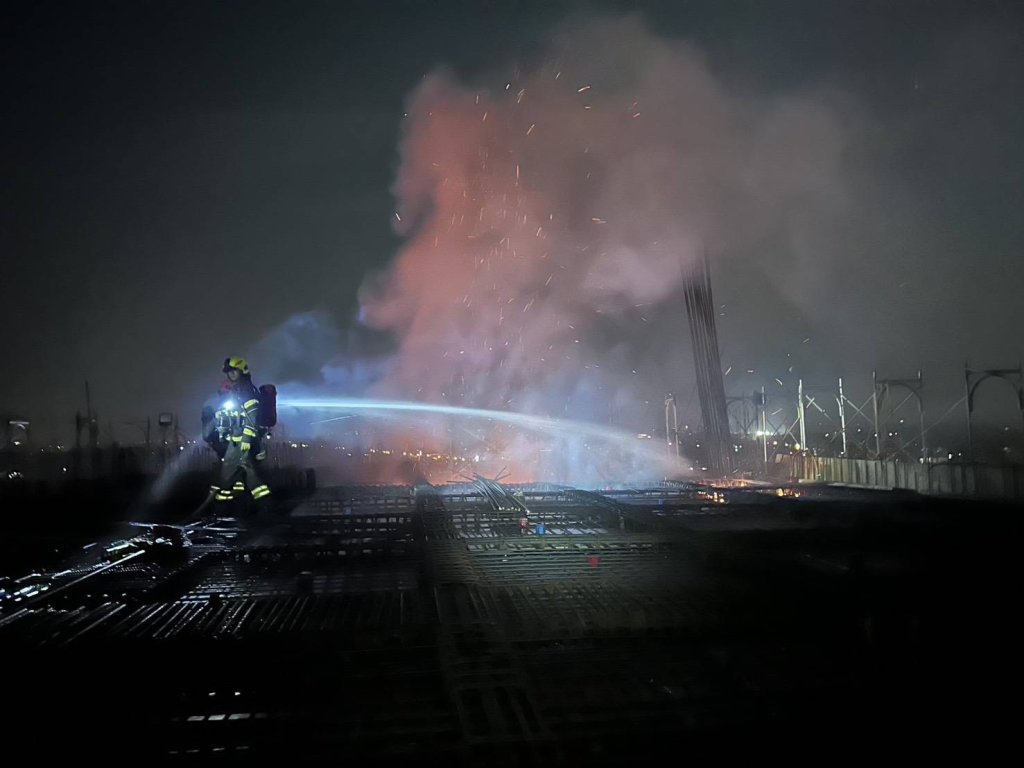屏東基督教醫院工地突竄火光-濃煙直竄天際-工人急疏散