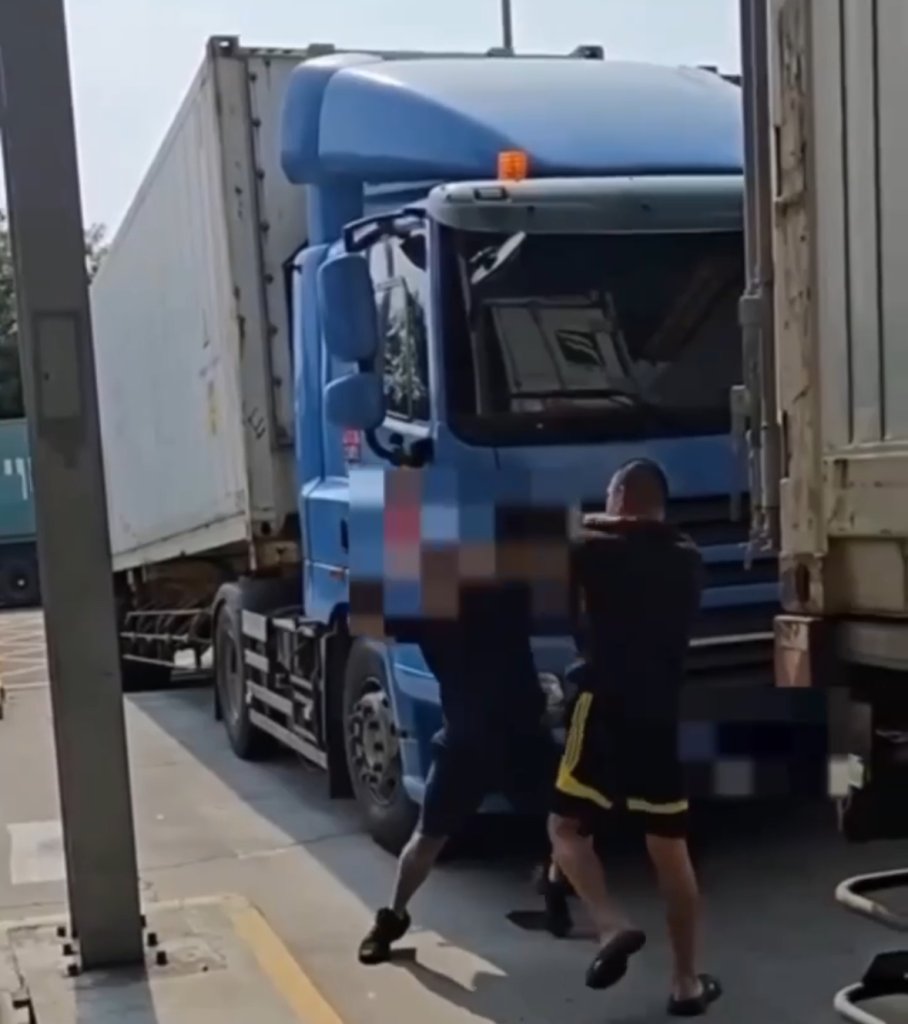 中秋前怒火爆發!高雄港區兩司機「插隊變全武行」-街頭快打影片瘋傳