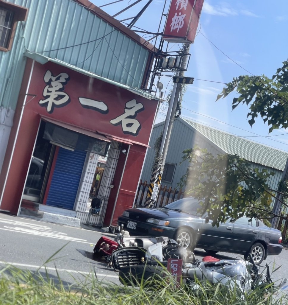 嘉義水上兩機車猛撞!-男疑闖紅燈撞倒女騎士-熱心民眾幫撐傘
