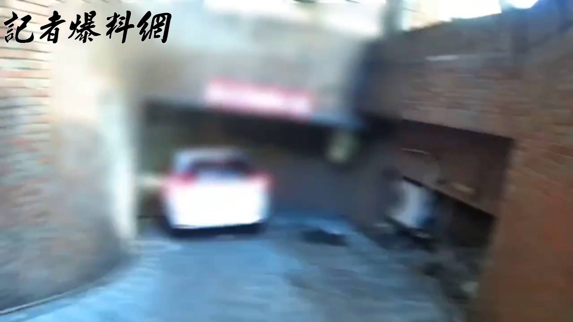 42歲倪姓男子將自小客車違規停在社區車庫出入口久久未移動,轄區員警巡邏經過發現有異,上前查看。