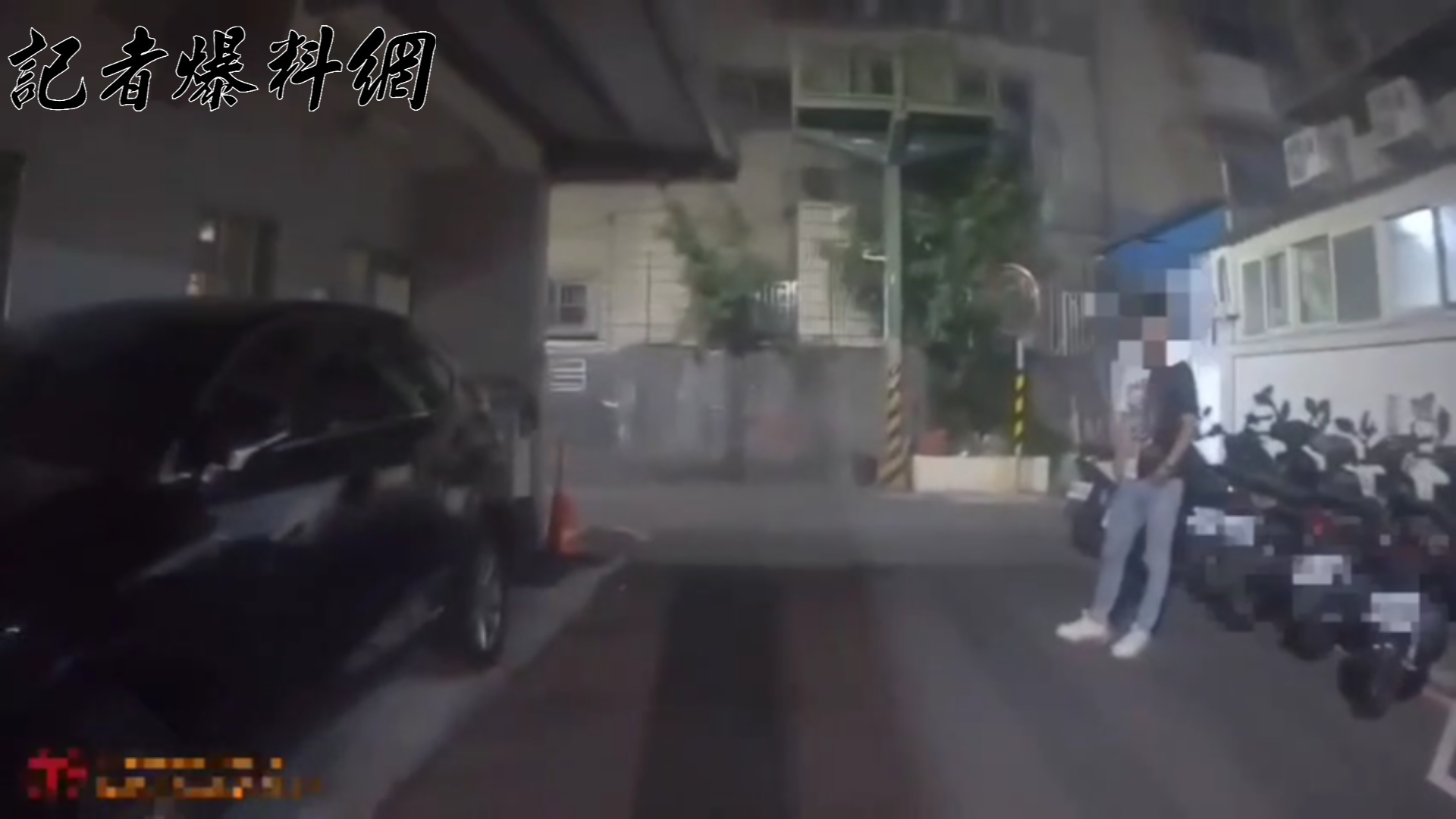 警方獲報趕抵現場時,持刀的劉男已和友人逃離,現場只剩下前任陳男。