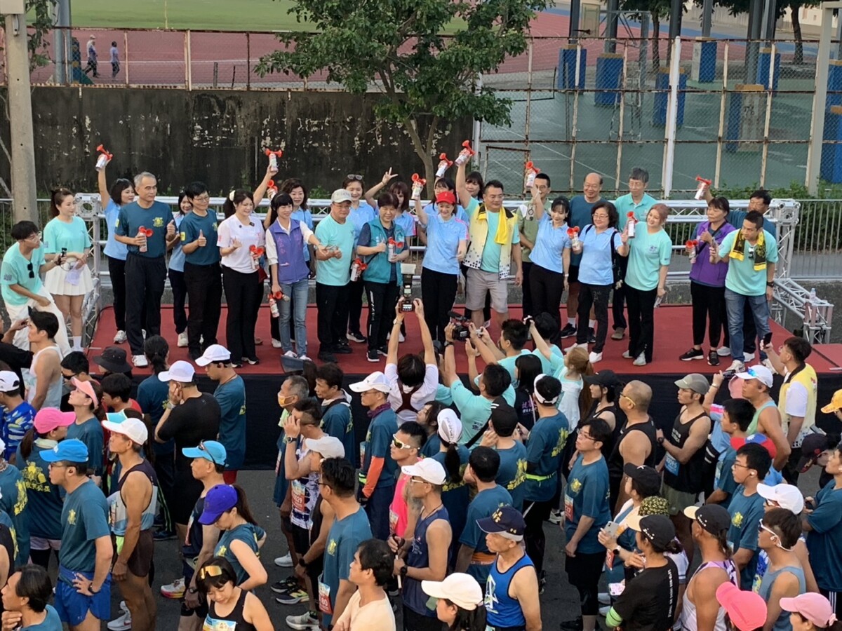來自全國各地熱愛馬拉松賽事的3000多位選手,清晨共同參與跑若飛天公盃路跑暨健走,並分15K、10K及3K等三梯次依序開跑。(圖/記者陳惲朋攝)
