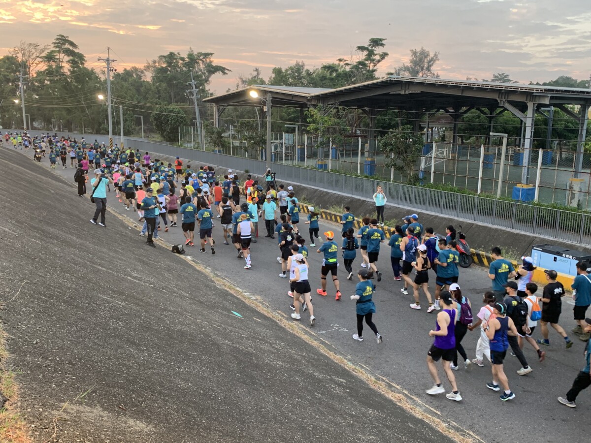 來自全國各地熱愛馬拉松賽事的3000多位選手，清晨共同參與跑若飛天公盃路跑暨健走，並分15K、10K及3K等三梯次依序開跑。（圖/記者陳惲朋攝）