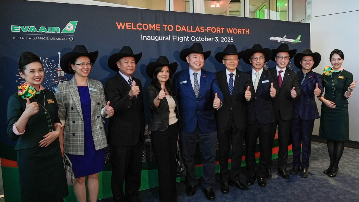 ▲圖說一 長榮航空桃園-達拉斯˙沃斯堡首航，駐美國台北經濟文化代表處俞大㵢大使夫婦(左五及左四)、駐休士頓台北經濟文化辦事處蕭伊芳處長(左二)、德州州長辦公室經濟發展及旅遊部代表Mr. Oliver Yang(右二)特別在入境長廊迎接長榮航空孫嘉明總經理(右五)及首航旅客，並一同戴上德州贈送的當地特色牛仔帽開心合影。（記者 李堂安 翻攝）